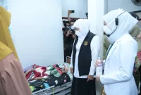 Foto: Gubernur Jawa Timur Khofifah Indar Parawansa meninjau pasien anak yang dirawat di RSUD dr. H. Moh. Anwar Sumenep, Sabtu (23/8/2025).  