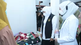 Foto: Gubernur Jawa Timur Khofifah Indar Parawansa meninjau pasien anak yang dirawat di RSUD dr. H. Moh. Anwar Sumenep, Sabtu (23/8/2025).  