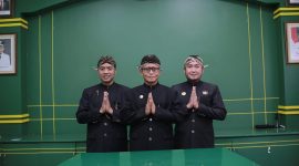 Foto: Direktur Utama PT BPRS Bhakti Sumekar Perseroda, H. Hairil Fajar, S.E., M.M. (tengah) bersama Direktur Kepatuhan, Moh. Saleh Hadi Pradipta (kiri), dan Direktur Bisnis, Cahya Wiratama (kanan).
