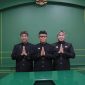 Foto: Direktur Utama PT BPRS Bhakti Sumekar Perseroda, H. Hairil Fajar, S.E., M.M. (tengah) bersama Direktur Kepatuhan, Moh. Saleh Hadi Pradipta (kiri), dan Direktur Bisnis, Cahya Wiratama (kanan).

