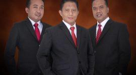 Foto: Direktur Utama PT BPRS Bhakti Sumekar Perseroda, H. Hairil Fajar, S.E., M.M. (tengah), bersama Direktur Kepatuhan, Moh. Saleh Hadi Pradipta (kiri), dan Direktur Bisnis, Cahya Wiratama (kanan).
