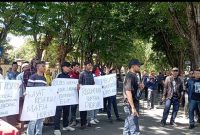 Foto: Massa dari Aliansi Masyarakat Sumenep Peduli (AMSP) menggelar unjuk rasa di depan Mapolres Sumenep, Kamis (7/8/2025), menuntut pencopotan Kasat Reskrim yang diduga terlibat praktik mafia kasus.
