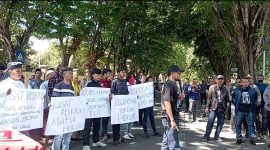 Foto: Massa dari Aliansi Masyarakat Sumenep Peduli (AMSP) menggelar unjuk rasa di depan Mapolres Sumenep, Kamis (7/8/2025), menuntut pencopotan Kasat Reskrim yang diduga terlibat praktik mafia kasus.
