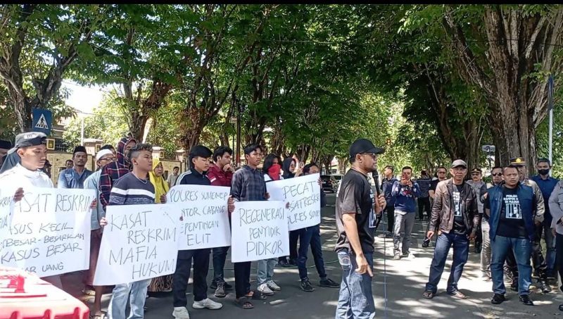Foto: Massa dari Aliansi Masyarakat Sumenep Peduli (AMSP) menggelar unjuk rasa di depan Mapolres Sumenep, Kamis (7/8/2025), menuntut pencopotan Kasat Reskrim yang diduga terlibat praktik mafia kasus.
