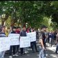 Foto: Massa dari Aliansi Masyarakat Sumenep Peduli (AMSP) menggelar unjuk rasa di depan Mapolres Sumenep, Kamis (7/8/2025), menuntut pencopotan Kasat Reskrim yang diduga terlibat praktik mafia kasus.
