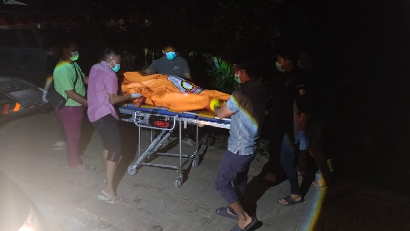 Foto: Petugas mengevakuasi jasad korban dari rumah kontrakan di Desa Batuan, Sumenep, Selasa (12/8/2025) malam.