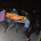 Foto: Petugas mengevakuasi jasad korban dari rumah kontrakan di Desa Batuan, Sumenep, Selasa (12/8/2025) malam.  