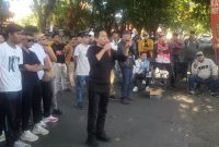 Foto: Sulaisi Abdurrazaq menyampaikan orasi dalam aksi unjuk rasa di depan Mapolres Sumenep, Jumat (15/8/2025).
Foto: Sulaisi Abdurrazaq menyampaikan orasi dalam aksi unjuk rasa di depan Mapolres Sumenep, Jumat (15/8/2025).  