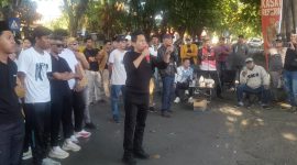 Foto: Sulaisi Abdurrazaq menyampaikan orasi dalam aksi unjuk rasa di depan Mapolres Sumenep, Jumat (15/8/2025).
Foto: Sulaisi Abdurrazaq menyampaikan orasi dalam aksi unjuk rasa di depan Mapolres Sumenep, Jumat (15/8/2025).  