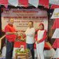 Foto: Ketua RT 18 Trunojoyo Regency, Arif Ardiansyah (baju putih), menyerahkan tumpeng secara simbolis kepada warga, Edi Haryono, pada malam tasyakuran HUT RI ke-80.