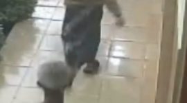 Foto: Tangkapan layar CCTV memperlihatkan dua orang tak dikenal masuk ke lingkungan SDN Pasongsongan 5 pada Selasa (19/8/2025) sekitar pukul 05.00 WIB.

