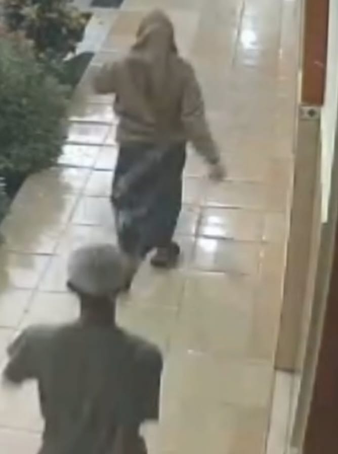 Foto: Tangkapan layar CCTV memperlihatkan dua orang tak dikenal masuk ke lingkungan SDN Pasongsongan 5 pada Selasa (19/8/2025) sekitar pukul 05.00 WIB.