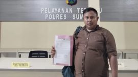 Foto: Ketua kelompok Tri Ach. Alhosani menunjukkan bukti laporan dugaan mafia tanah di Polres Sumenep, Senin (18/8/2025).  
