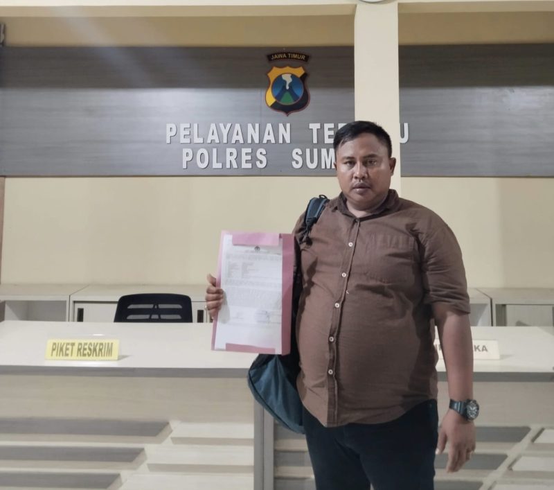 Foto: Ketua kelompok Tri Ach. Alhosani menunjukkan bukti laporan dugaan mafia tanah di Polres Sumenep, Senin (18/8/2025).  
