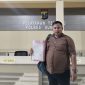 Foto: Ketua kelompok Tri Ach. Alhosani menunjukkan bukti laporan dugaan mafia tanah di Polres Sumenep, Senin (18/8/2025).  