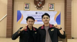 Foto: Mahasiswa UMM Kelompok 7, Alif Khakhane (kiri) dan Abdul Jalil (kanan), saat kegiatan edukasi hukum di Balai Desa Pandesari, Pujon, Malang.
