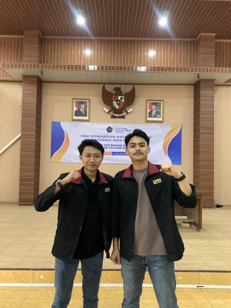 Foto: Mahasiswa UMM Kelompok 7, Alif Khakhane (kiri) dan Abdul Jalil (kanan), saat kegiatan edukasi hukum di Balai Desa Pandesari, Pujon, Malang.