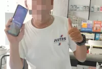 Foto: Terduga pelaku saat berada di counter HP. 