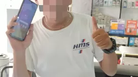Foto: Terduga pelaku saat berada di counter HP. 