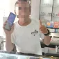 Foto: Terduga pelaku saat berada di counter HP. 