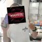 Foto: Sosok terduga pelaku pencurian iPhone di DJ 99 Store.
