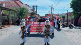 Foto: Siswa-siswi SDN 3 Pancor, Kecamatan Gayam, Sapudi, tampil dalam karnaval HUT RI ke-80 dengan kostum dan atribut bernuansa kemerdekaan.  