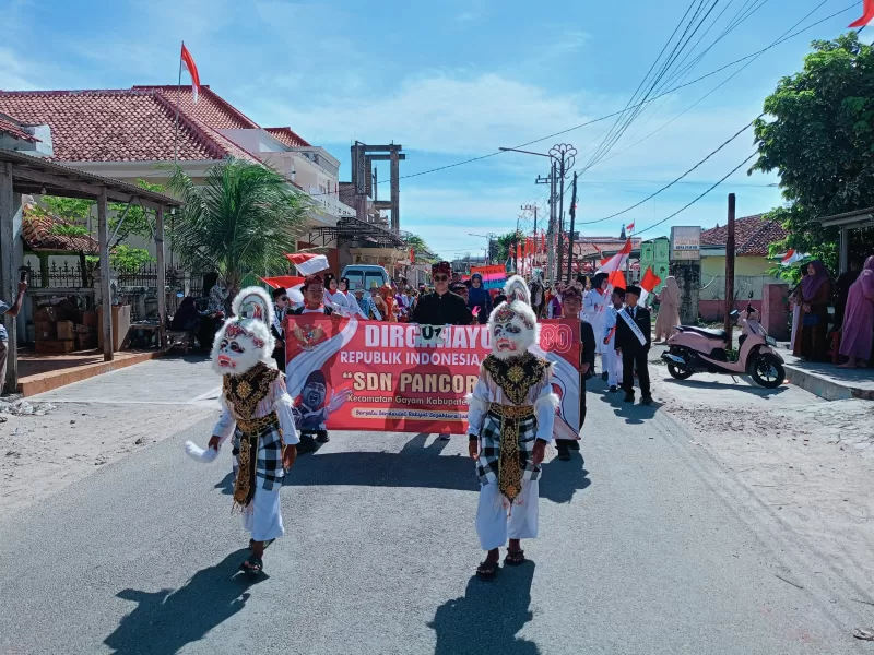 Foto: Siswa-siswi SDN 3 Pancor, Kecamatan Gayam, Sapudi, tampil dalam karnaval HUT RI ke-80 dengan kostum dan atribut bernuansa kemerdekaan.
