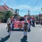 Foto: Siswa-siswi SDN 3 Pancor, Kecamatan Gayam, Sapudi, tampil dalam karnaval HUT RI ke-80 dengan kostum dan atribut bernuansa kemerdekaan.  
