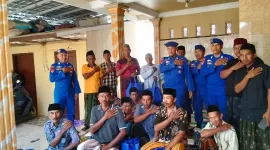 Foto: Personel Ditpolairud Polda Jatim berfoto bersama warga nelayan usai kegiatan Sambang Nusa di Desa Palasa, Kecamatan Talango, Sumenep, Kamis (28/8/2025).
