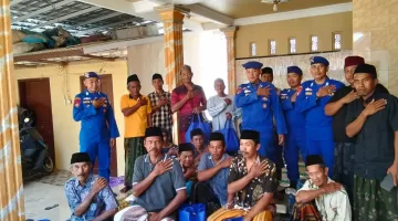 Foto: Personel Ditpolairud Polda Jatim berfoto bersama warga nelayan usai kegiatan Sambang Nusa di Desa Palasa, Kecamatan Talango, Sumenep, Kamis (28/8/2025).
