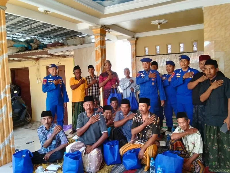 Foto: Personel Ditpolairud Polda Jatim berfoto bersama warga nelayan usai kegiatan Sambang Nusa di Desa Palasa, Kecamatan Talango, Sumenep, Kamis (28/8/2025).
