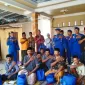 Foto: Personel Ditpolairud Polda Jatim berfoto bersama warga nelayan usai kegiatan Sambang Nusa di Desa Palasa, Kecamatan Talango, Sumenep, Kamis (28/8/2025).

