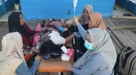 Foto: Seorang pasien asal Pulau Sapudi dirujuk ke RSUD Sumenep dengan peralatan medis seadanya menggunakan perahu, didampingi keluarga dan bidan desa.  