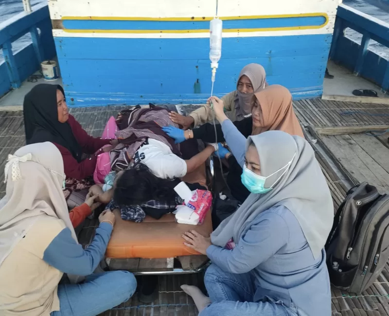 Foto: Seorang pasien asal Pulau Sapudi dirujuk ke RSUD Sumenep dengan peralatan medis seadanya menggunakan perahu, didampingi keluarga dan bidan desa.