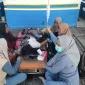 Foto: Seorang pasien asal Pulau Sapudi dirujuk ke RSUD Sumenep dengan peralatan medis seadanya menggunakan perahu, didampingi keluarga dan bidan desa.  