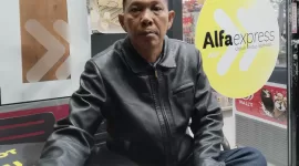 Foto: Ketua LSM Karya Anak Bangsa, Ahmad Rizali, saat ditemui di salah satu gerai Alfaexpress.  