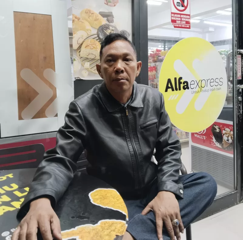 Foto: Ketua LSM Karya Anak Bangsa, Ahmad Rizali, saat ditemui di salah satu gerai Alfaexpress.  