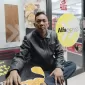 Foto: Ketua LSM Karya Anak Bangsa, Ahmad Rizali, saat ditemui di salah satu gerai Alfaexpress.  