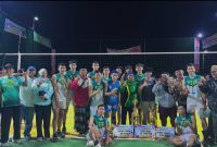 Foto: Tim Mahkota Agung berfoto bersama usai menjuarai Turnamen Kapolres Cup II Sumenep 2025, Kamis (7/8/2025) malam.
