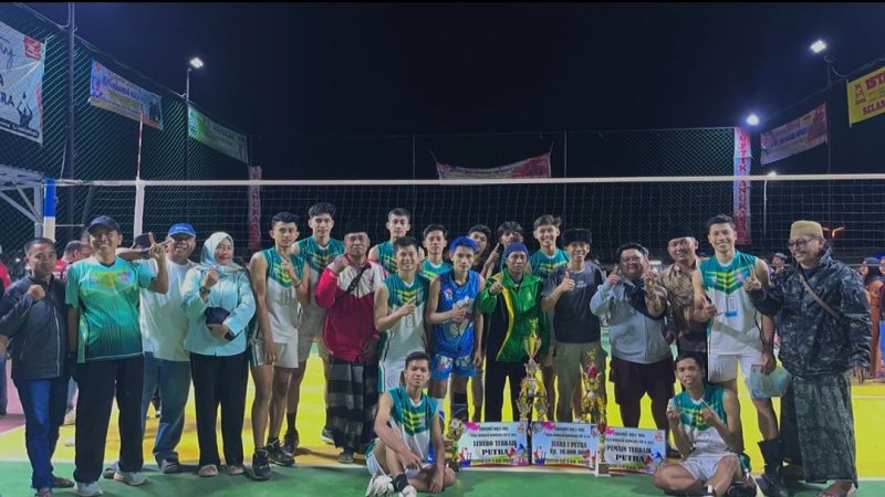 Foto: Tim Mahkota Agung berfoto bersama usai menjuarai Turnamen Kapolres Cup II Sumenep 2025, Kamis (7/8/2025) malam.
