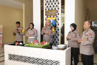 Foto: Kapolres Sumenep bersama jajaran menggelar doa bersama pada peringatan Hari Jadi Polwan ke-77 di Mapolres Sumenep.  