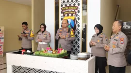 Foto: Kapolres Sumenep bersama jajaran menggelar doa bersama pada peringatan Hari Jadi Polwan ke-77 di Mapolres Sumenep.  