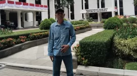 Foto: Ketua LSM Karya Anak Bangsa, Ahmad Rizali, saat berada di lingkungan Sekretariat Kabinet RI, Jakarta.
