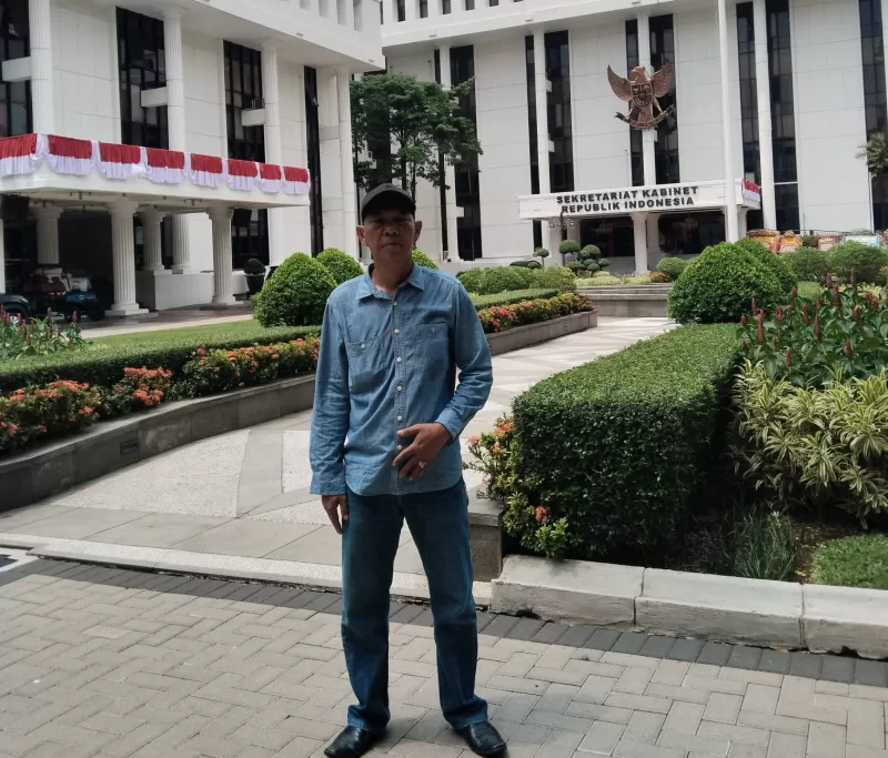 Foto: Ketua LSM Karya Anak Bangsa, Ahmad Rizali, saat berada di lingkungan Sekretariat Kabinet RI, Jakarta.