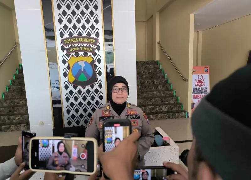 Foto: Kasi Humas Polres Sumenep, AKP Widiarti, memberikan keterangan pers terkait kasus penemuan mayat bayi di Kangean.
