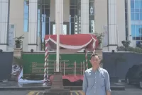 Foto: Ketua LSM Karya Anak Bangsa, Ahmad Rizali, saat berada di depan Kantor Kejati Jawa Timur.  