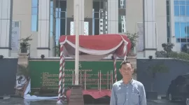 Foto: Ketua LSM Karya Anak Bangsa, Ahmad Rizali, saat berada di depan Kantor Kejati Jawa Timur.  
