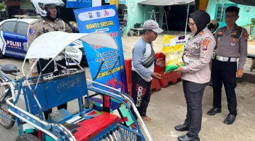 Foto: Kasat Lantas Polres Sumenep, AKP Ninit Titis Dewiyani, S.E., menyerahkan bantuan sembako kepada tukang becak dalam kegiatan bakti sosial HUT Lalu Lintas ke-70 di Jalan Trunojoyo Sumenep.
