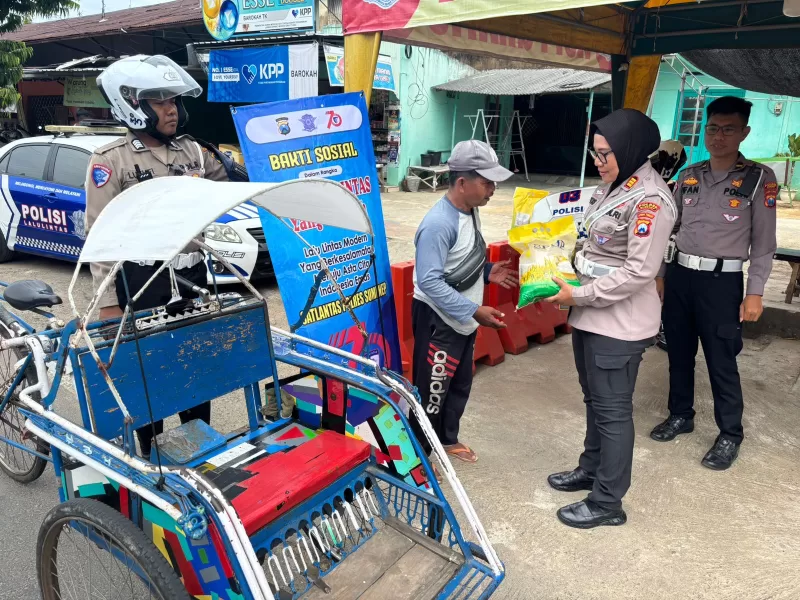 Foto: Kasat Lantas Polres Sumenep, AKP Ninit Titis Dewiyani, S.E., menyerahkan bantuan sembako kepada tukang becak dalam kegiatan bakti sosial HUT Lalu Lintas ke-70 di Jalan Trunojoyo Sumenep.
