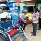 Foto: Kasat Lantas Polres Sumenep, AKP Ninit Titis Dewiyani, S.E., menyerahkan bantuan sembako kepada tukang becak dalam kegiatan bakti sosial HUT Lalu Lintas ke-70 di Jalan Trunojoyo Sumenep.
